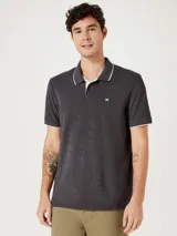 Chomba de manga corta color negro con cuello y tapeta interior en color gris claro. Presenta un pequeño bordado en el pecho y detalles de ribete en gris en el cuello y las mangas.