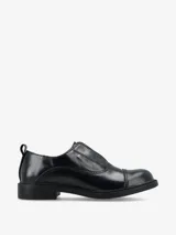 Mocasín slip-on de cuero negro con diseño minimalista, puntera reforzada y suela plana.