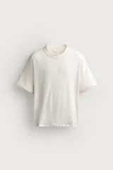Camiseta de corte relaxed fit, confeccionada en mezcla de algodón y lino, con cuello redondo y mangas cortas.