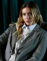 Blazer de mujer con estampado pata de gallo (tejido gales) en blanco y negro, de corte estructurado con solapas y cierre frontal de un botón.