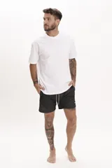 Short de baño negro con diseño geométrico y cordón ajustable en la cintura.