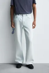 Jeans de hombre straight fit, color celeste claro con efecto lavado. Confeccionados en denim de algodón, cuentan con cinco bolsillos y cierre frontal con botones. Pertenecen a la colección especial Origins.