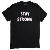 Remera de algodón color negro, con cuello redondo y mangas cortas. Presenta un estampado frontal con la frase 'STAY STRONG' en efecto 3D y logo de la marca en el ruedo.