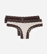 Kit de dos bombachas tipo bikini confeccionadas en microfibra, con detalles de encaje contrastante en los bordes y un pequeño lazo decorativo en el centro. Una pieza es de color beige y la otra de color marrón oscuro.
