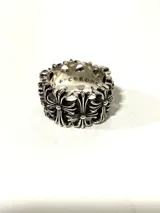 Anillo plateado con diseño de cruces y la inscripción "Chrome".