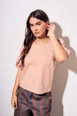 Remera color ladrillo de algodón peinado, de corte ajustado, con cuello redondo y mangas globo 3/4.