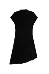 Vestido corto negro de manga corta con detalle cut out en el hombro, silueta recta y dobladillo asimétrico.
