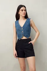 Short color verde militar, de tiro medio, con bolsillos delanteros y traseros.