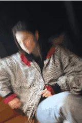 Campera bomber oversize de paño italiano con estampado en zigzag blanco y negro, cuello alto y cierre frontal con broches a presión. Tiene mangas murciélago.