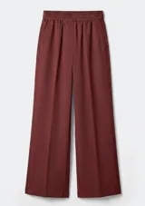 Pantalón de tiro medio con cintura elástica y corte recto de pierna ancha. Presenta pinzas frontales y bolsillos laterales.