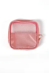 Neceser pequeño cuadrado color rosa, con cierre de cremallera y parte superior de malla transparente.