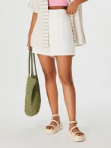 Short de jean de tiro alto en color blanco, con diseño clásico de cinco bolsillos, cierre frontal con botón y cremallera.