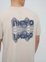 Remera deportiva Umbro modelo Melt de color azul marino, con cuello redondo, mangas cortas y logo bordado en el pecho.