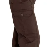 Pantalón cargo de corte recto en color marrón oliva, con bolsillos laterales de carga en los muslos, bolsillos frontales profundos y bolsillos traseros de parche. Presenta cierre con cremallera y broche, con costuras reforzadas a lo largo de las piernas.