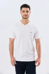 Remera básica azul marino de manga corta, con escote en V, calce cómodo y detalle de logo bordado en el pecho.