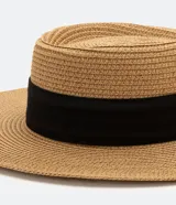 Sombrero de playa de paja color beige con ala ancha y banda negra contrastante.