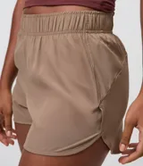 Bermuda deportiva Get Over modelo runner color beige, con cintura elástica, bajo redondeado y aberturas laterales. Cuenta con un pequeño bolsillo funcional trasero.