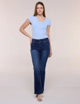 Jean elastizado de tiro alto y pierna semi-oxford, color azul, con diseño clásico de cinco bolsillos y dobladillo en el ruedo. Incluye un cinturón trenzado de cuerina marrón con hebilla metálica dorada.