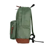 Mochila gris con base de cuero marrón, bolsillo frontal con cierre y logo estampado en blanco.