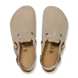 Zueco Birkenstock modelo Tokio, color taupe, confeccionado en gamuza con correa de talón ajustable y hebilla metálica. Cuenta con suela de corcho y base de goma antideslizante.