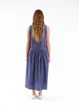 Vestido largo sin mangas, de corte amplio y relajado, con estampa a cuadros, escote redondo y falda fruncida. Cuenta con detalles de costura a contratono en las sisas y logo frontal.