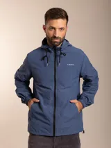 Campera de nylon con capucha, cierre frontal completo y bolsillos laterales. Presenta puños elásticos y forro interior de red.
