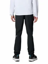 Pantalón de senderismo técnico color negro, con tecnología Omni-Shield que repele la humedad y manchas. Presenta bolsillos con cierre en laterales y espalda, cintura cómoda y puños ajustables en los tobillos.