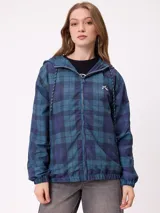 Campera rompevientos color bordó con cierre frontal, capucha con cordones ajustables y franjas laterales en tono más oscuro. Presenta puños elásticos y bolsillos frontales.