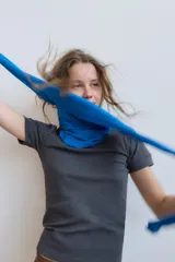 Camiseta de cuello redondo y manga corta, con corte regular fit.