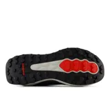 Championes de trail running New Balance modelo Garoé V2 en color gris con detalles en naranja. Presentan una construcción sintética sin costuras, entresuela Fresh Foam X para una amortiguación superior y suela AT Tread diseñada para brindar tracción tanto en senderos como en superficies pavimentadas.