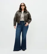 Pantalón flare de jean azul oscuro, tiro alto, con bolsillos delanteros tipo parche y cierre frontal con múltiples botones a la vista.