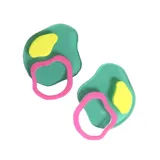 Par de aros colgantes con forma irregular, compuestos por una base verde agua con un detalle amarillo y un aro colgante color fucsia.