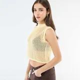 Top sin mangas de tejido de punto tipo crochet, color amarillo pastel, con cuello redondo y diseño calado.