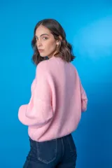 Sweater color beige de lana mohair y acrílico, con cuello redondo y mangas largas.