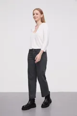 Pantalon de jean de corte recto, tiro medio, con costuras a la vista y cierre frontal con botón.