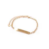 Pulsera de cadena de eslabones redondos con placa central lisa y cierre de mosquetón, con dije circular pequeño en el extremo.