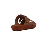 Sandalia de mujer color caramelo con taco corrido y capellada de tiras de cuero trenzadas y con flecos.