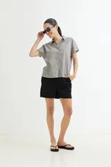 Camisa color verde militar, sin mangas, confeccionada en lino.