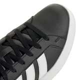 Championes Adidas modelo Grand Court Base 3.0, de diseño urbano con exterior de cuero sintético negro y las icónicas tres rayas laterales en color blanco. Presenta cierre con cordones al tono y suela de goma blanca con logo grabado en el lateral.