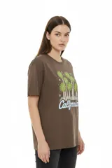 Remera de algodón negro con cuello redondo y diseño holgado, con estampado frontal de líneas horizontales blancas y un corazón rojo superpuesto.