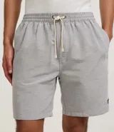 Bermuda de sarga con estampa rayada en color gris, de corte recto y largo por encima de la rodilla. Posee cintura elástica ajustable mediante cordón blanco y bolsillos laterales.