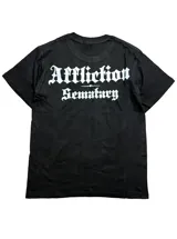 Remera negra de corte regular fit y cuello redondo, con gran estampado frontal en color blanco de estilo gótico y diseño complejo con aves.