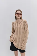 Sweater de punto color gris con diseño de rayas verticales oscuras, cuello redondo y calce relajado de mangas largas.
