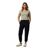 Pantalón negro de Columbia modelo Pinetown Canyon, con cintura elástica ajustable con cordón, bolsillos laterales, bolsillos cargo delanteros, puños elásticos en los tobillos y tecnología Omni-SHIELD™ de repelencia al agua y manchas.