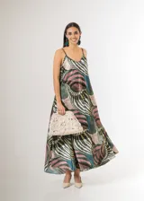 Vestido largo de satén italiano con estampado geométrico multicolor, tirantes finos y corte amplio de caída fluida.