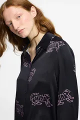 Camisa de manga larga confeccionada en seda viscosa color negro con estampado de tigres en color rosa.