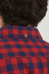 Camisa a cuadros marrón y blanco, de manga larga y corte clásico.