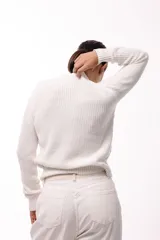 Sweater de tejido de punto con panel frontal calado de diseño floral y mangas largas lisas. Presenta cuello redondo con terminación acanalada.