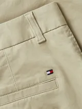 Short de sarga color beige, corte slim con pierna recta y largo a la altura de la rodilla. Presenta cierre con botón y cremallera, y diseño de 4 bolsillos.