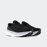 Championes de running New Balance 1080 V15 de color negro, con parte superior de malla técnica transpirable, suela gruesa amortiguada en tono blanco y lila claro, y el logotipo "N" característico en el lateral.